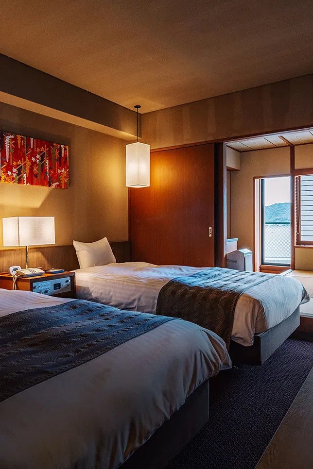 image d'une chambre d'hôtel de style japonais avec vue sur la mer