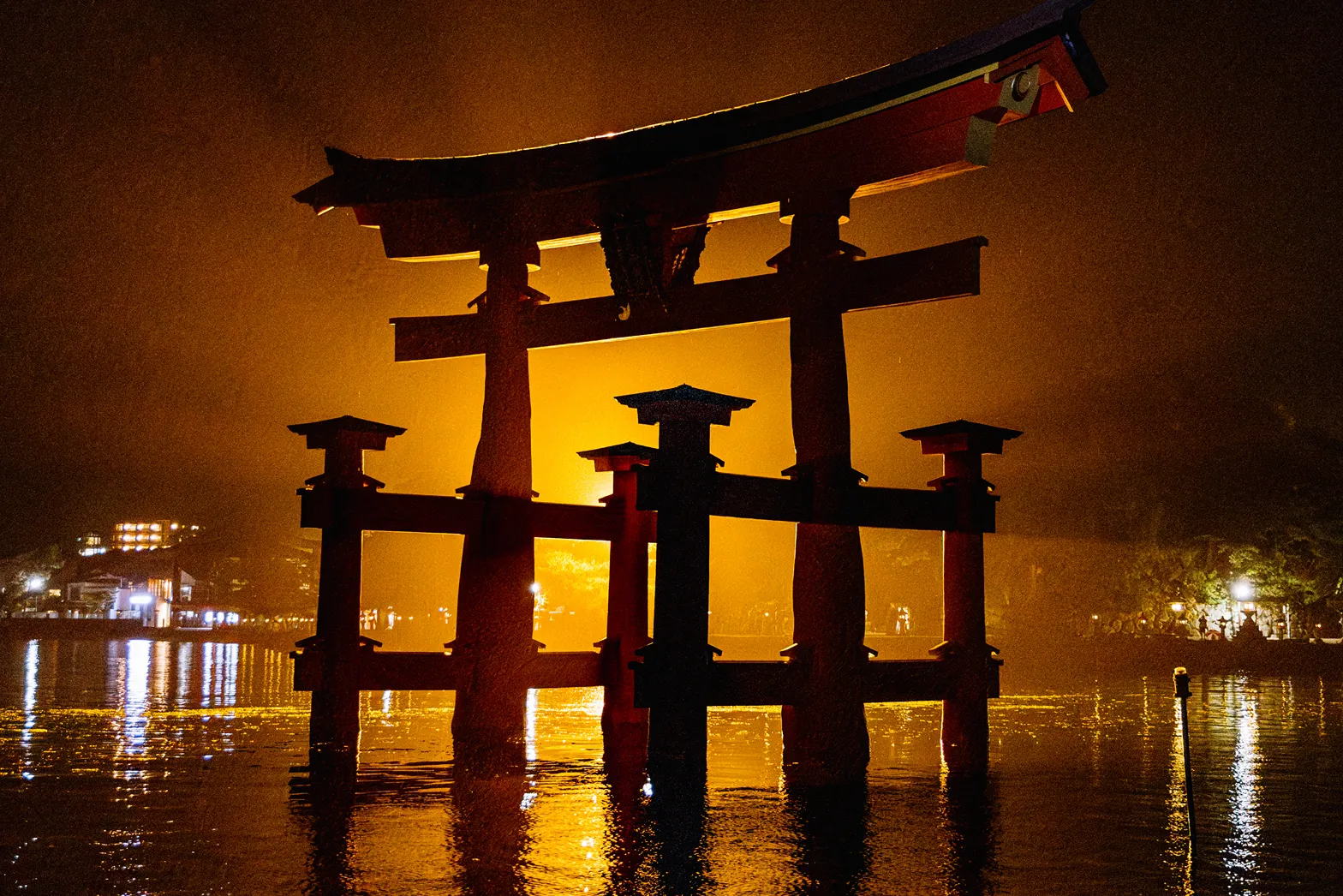 le grand torii du sanctuaire d'Itsukushima pris de nuit