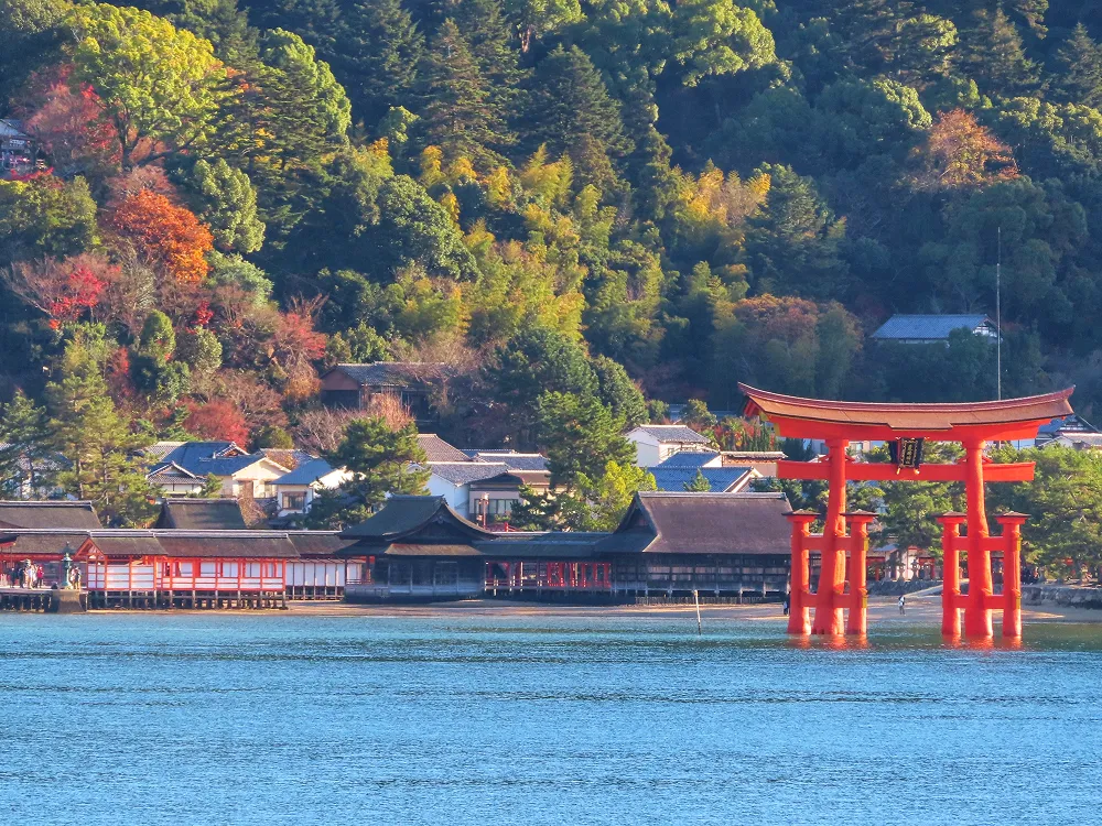 photo du sanctuaire d’Itsukushima avec une belle vue