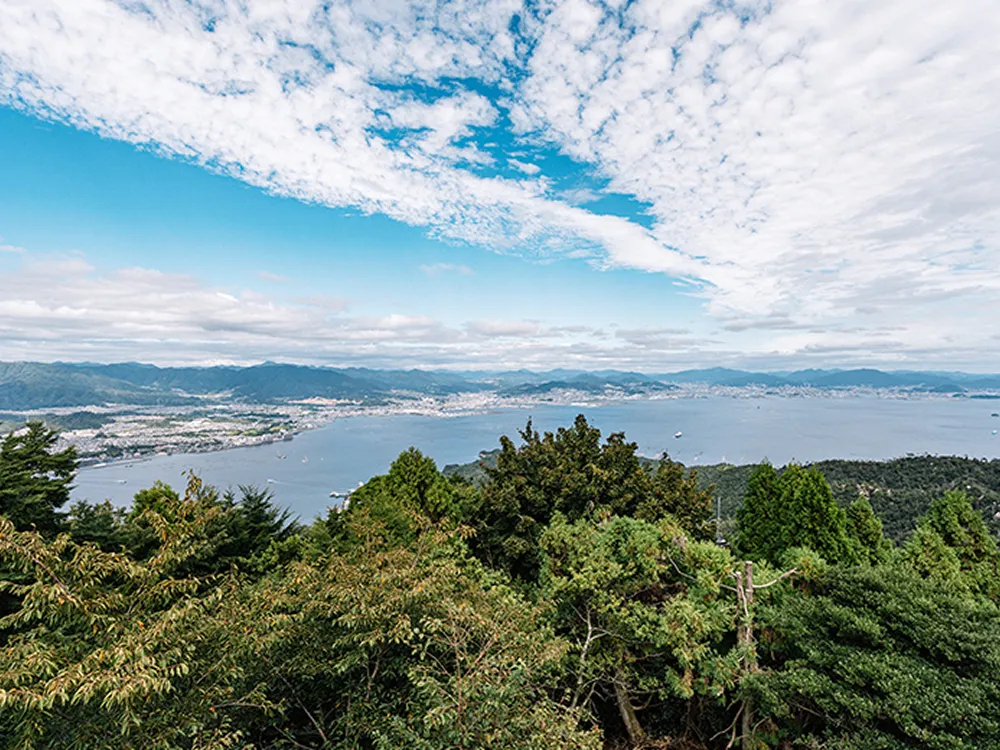 Vue depuis le mont Misen avec vue sur les montagnes et l’océan environnants