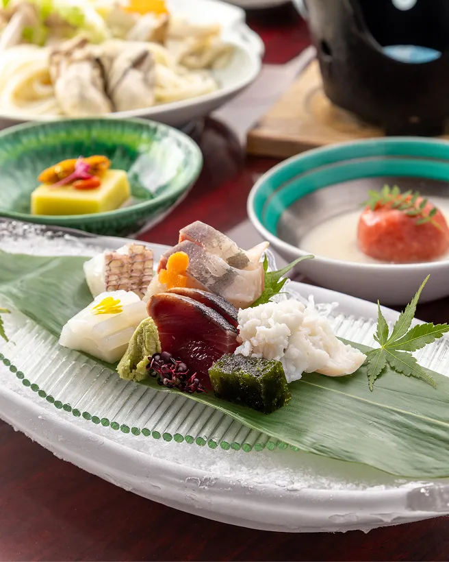 ざるに盛り付けられた牡蠣とレモンの様子