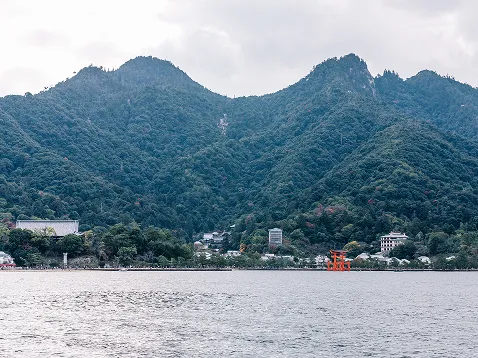 photo de la côte de Miyajima avec des montagnes