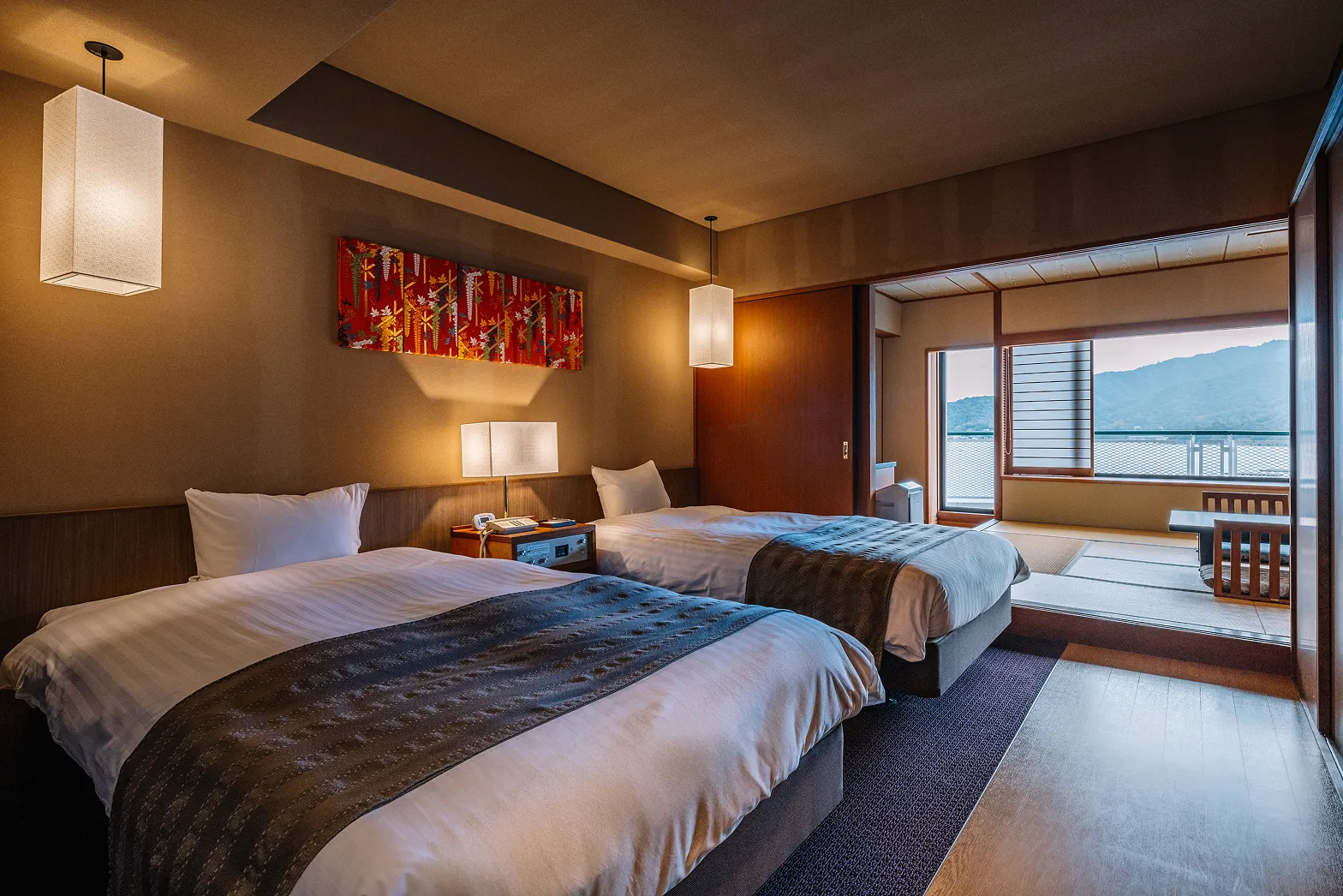 photo de la chambre japonaise moderne avec une belle vue sur l’océan