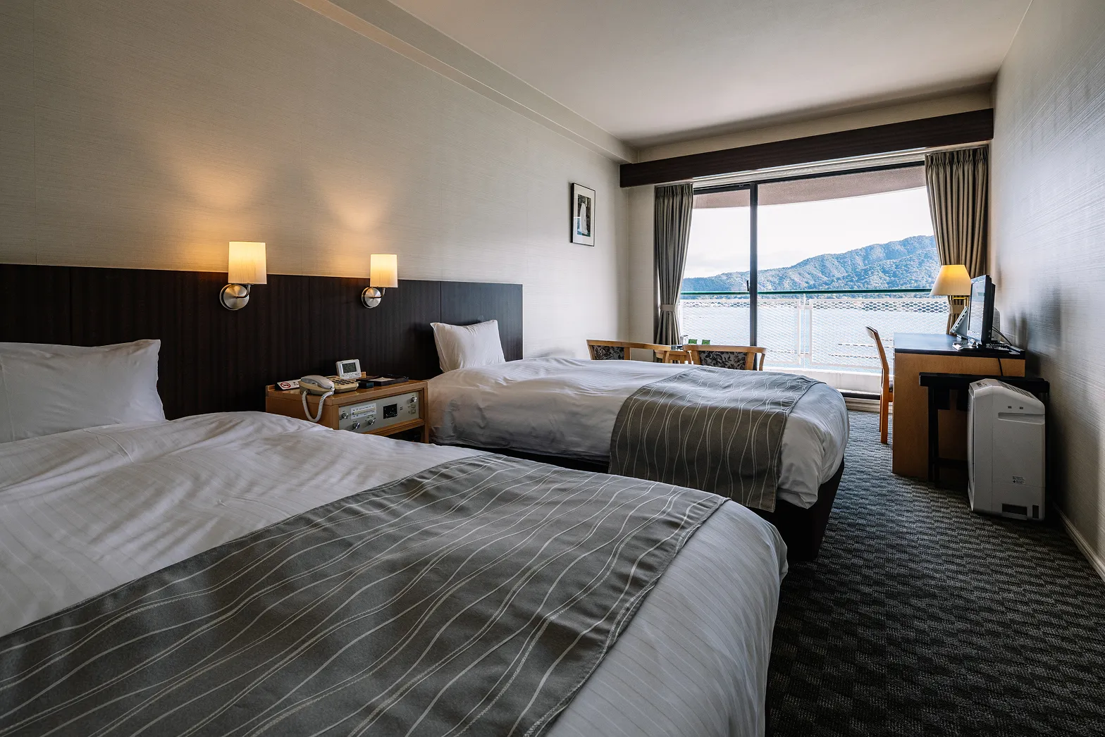 photo de la chambre de style occidental avec une belle vue