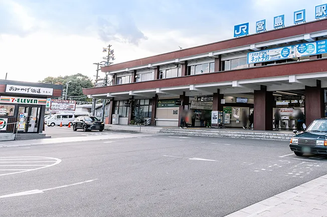JR宮島口駅出口からまっすぐのところに降り場があることを示す写真